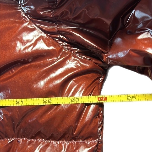 NWT LATTELIER Glossy Jelly Down Filled Cropped Puffer Coat Wine Color Large - Picture 9 of 13